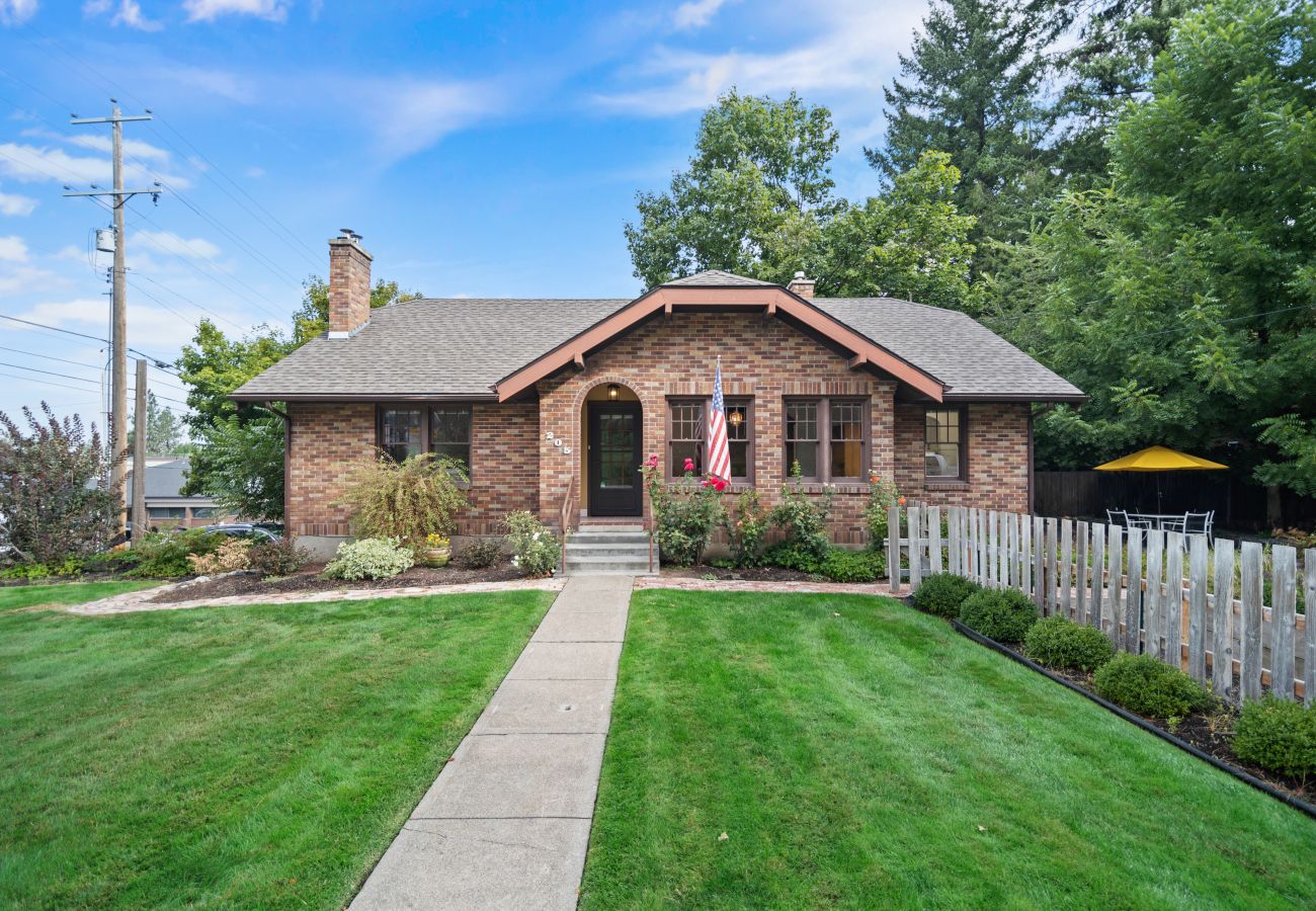 House in Spokane - Beautiful South Hill home with garage and fenced yard