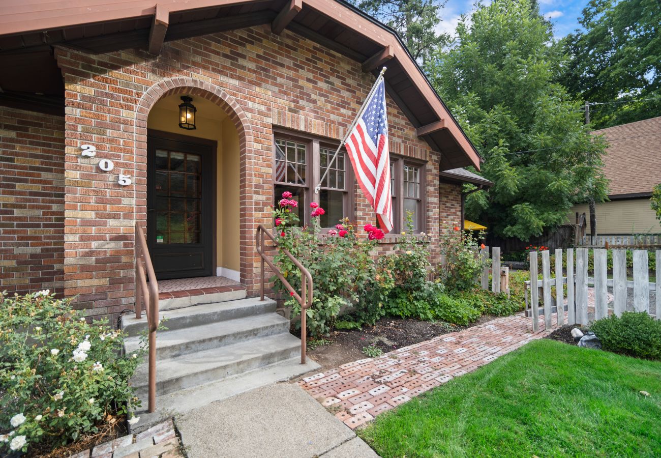 House in Spokane - Beautiful South Hill home with garage and fenced yard