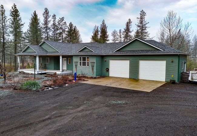 House in Medical Lake - Bright and Spacious Home on Property