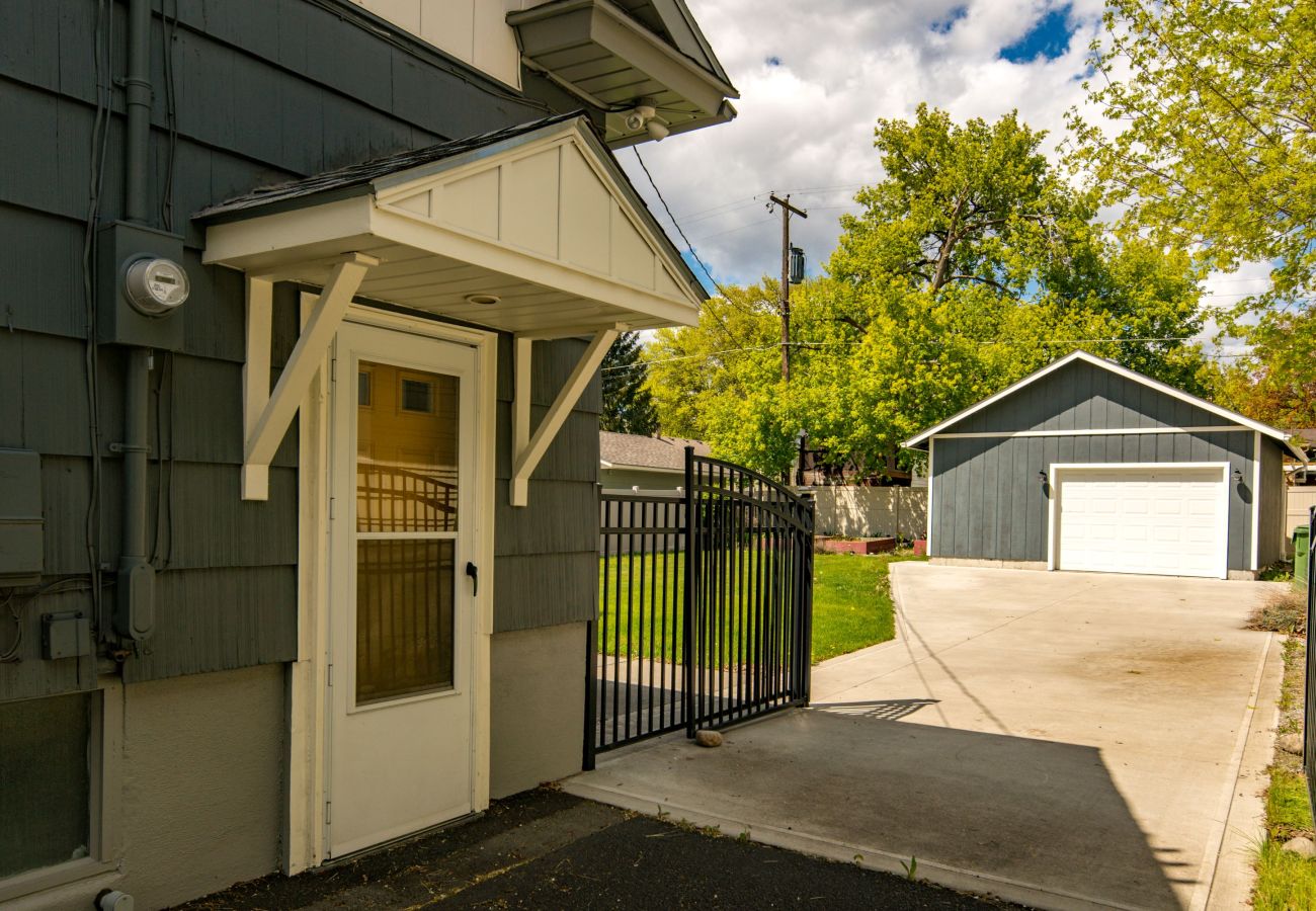House in Spokane - Bright and Cozy 2-Bedroom Home w/fenced yard