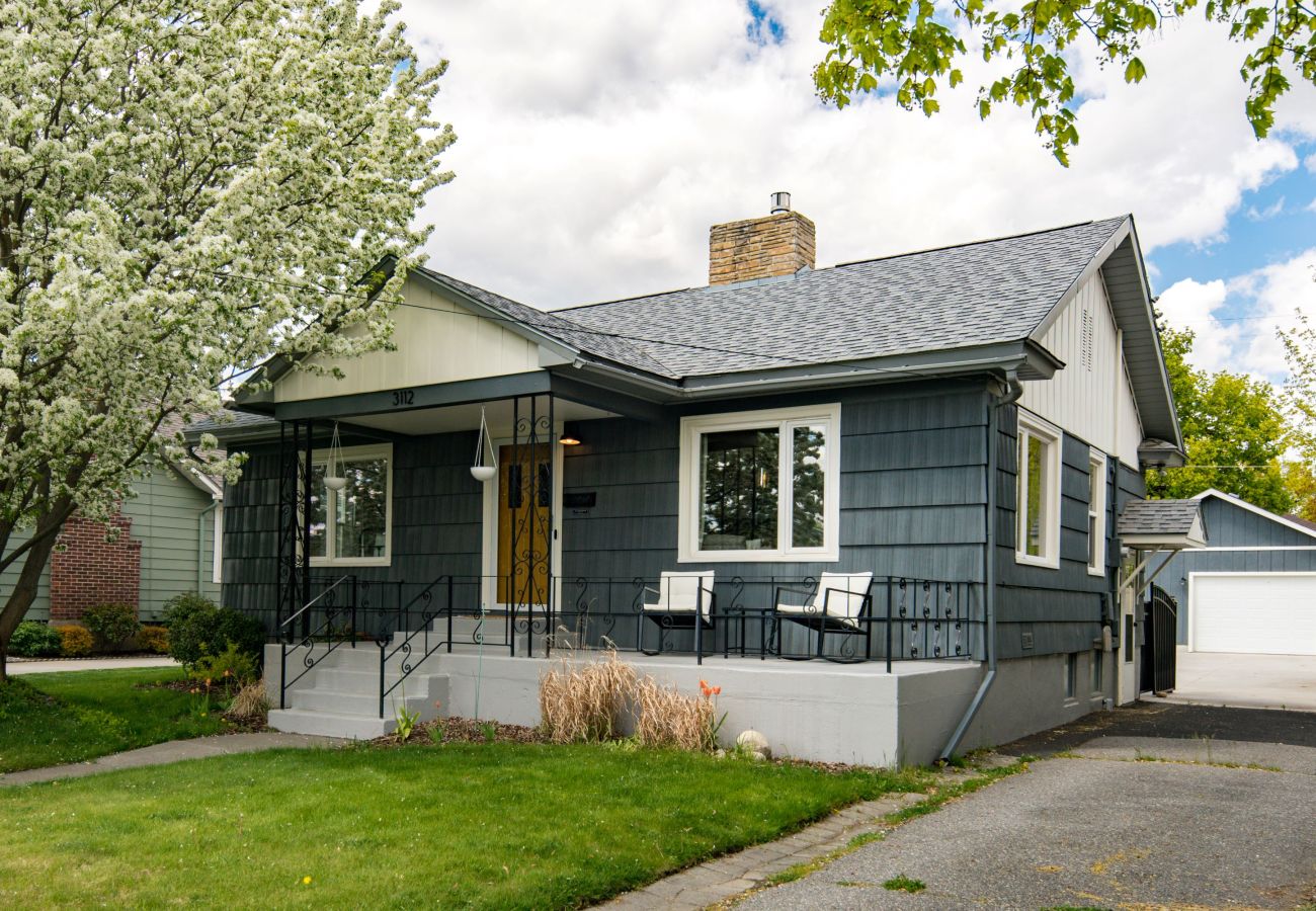 House in Spokane - Bright and Cozy 2-Bedroom Home w/fenced yard